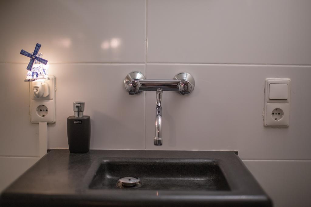 Sleep At Slim Amsterdam Bed & Breakfast Стая снимка